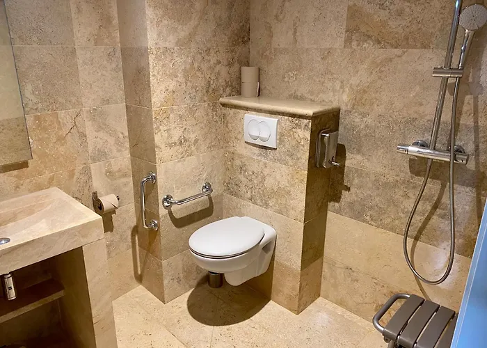 Hotel Chateau Du Poet-celard *